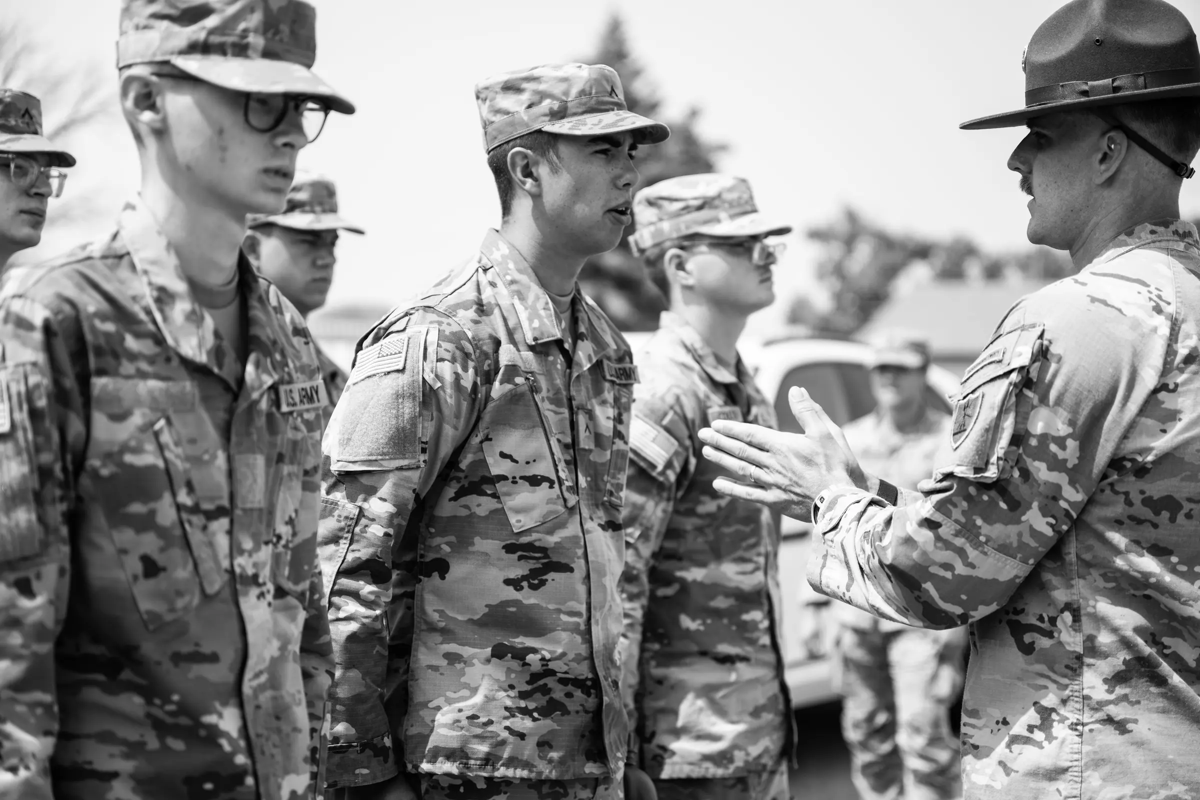 Army National Guard trainees receiving field instruction